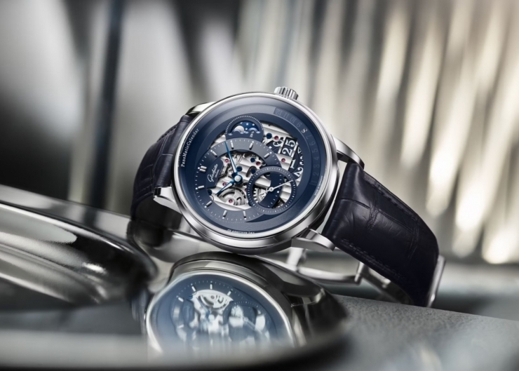 格拉蘇蒂原創再創經典，全新PanoMaticCalendar 偏心年曆「晨曦藍」鏤空腕錶登場
