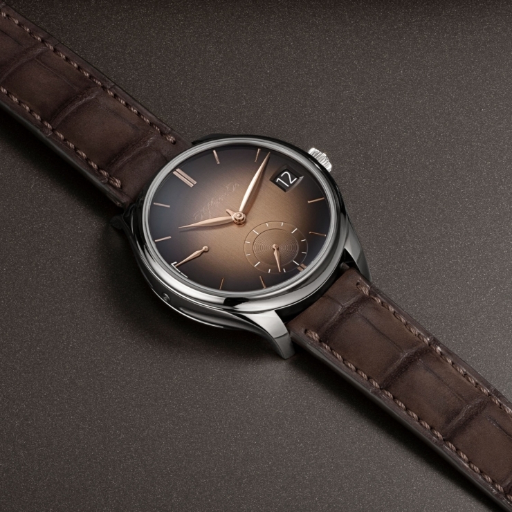 H. MOSER & CIE - ENDEAVOUR - 1800-0207 - 煙燻三文魚色回歸：勇創者萬年曆腕錶展現亨利慕時的純粹美學