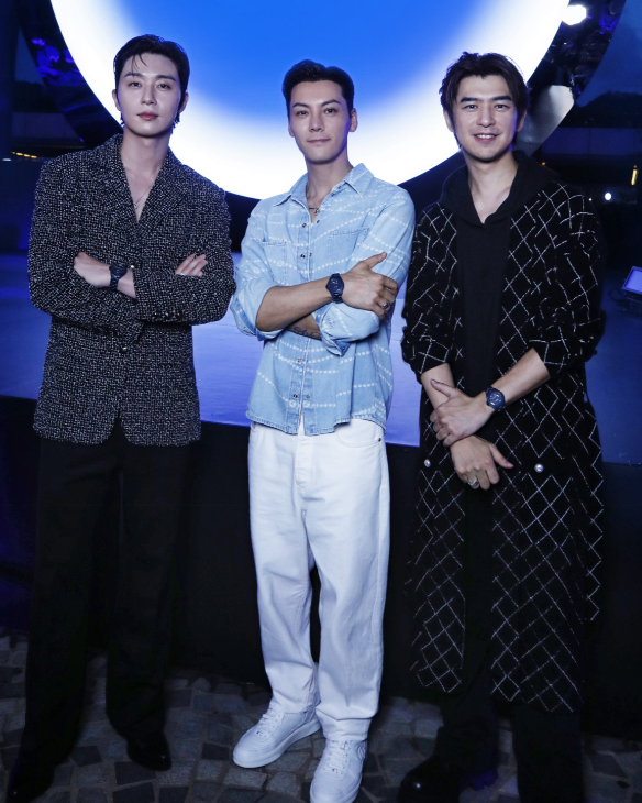 CHANEL - J12 - H9632 - 深邃藍調點亮尖沙咀鐘樓｜CHANEL在港歡慶J12腕錶問世25周年