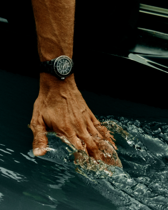 CHANEL - J12 - H5697 - CHANEL J12之所以無可比擬:剛之極致,柔蘊其中