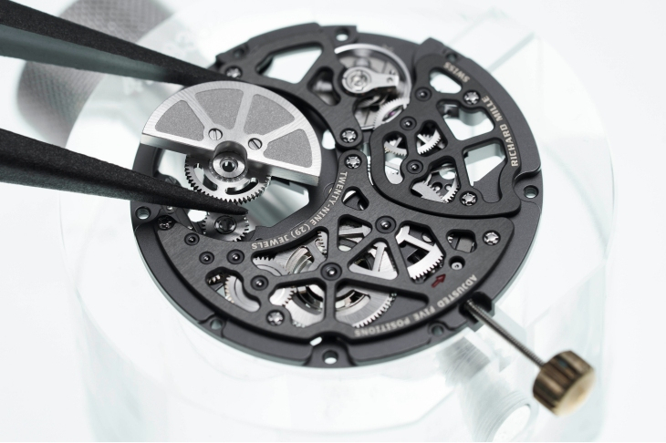 RICHARD MILLE - MEN - RM 33-03 - 酒桶化圓，鏤藝新境｜RICHARD MILLE全新RM 33-03自動上鍊腕錶雙版本登場