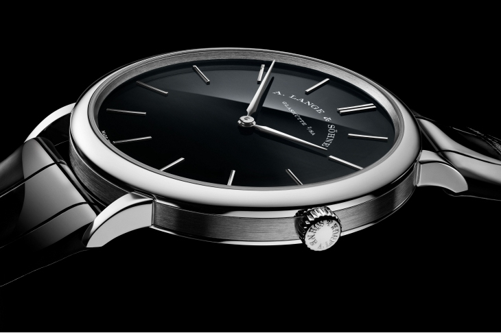 A. LANGE & SÖHNE - SAXONIA - 德系簡約,邂逅冷冽鉑金與溫潤蜜金|朗格推出Saxonia Thin蜂蜜金及鉑金黑色縞瑪瑙限量版