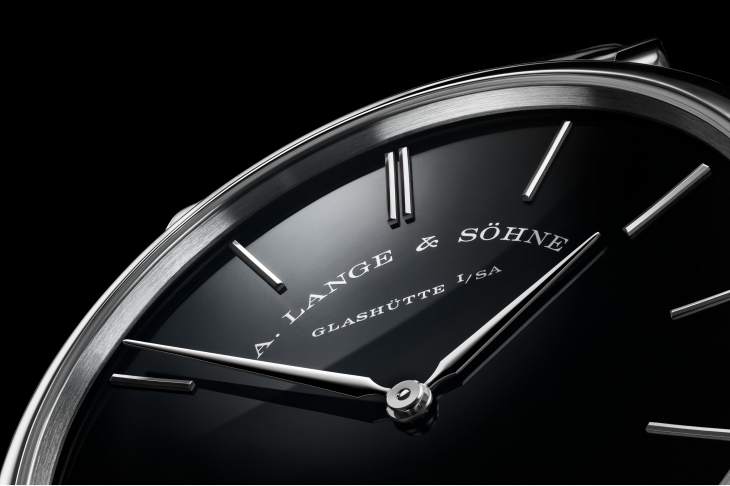 A. LANGE & SÖHNE - SAXONIA - 德系簡約,邂逅冷冽鉑金與溫潤蜜金|朗格推出Saxonia Thin蜂蜜金及鉑金黑色縞瑪瑙限量版