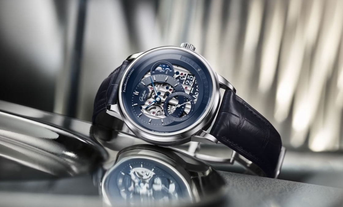 GLASHÜTTE ORIGINAL - PANO - 1-92-11-01-03-61 - 格拉蘇蒂原創再創經典，全新PanoMaticCalendar 偏心年曆「晨曦藍」鏤空腕錶登場
