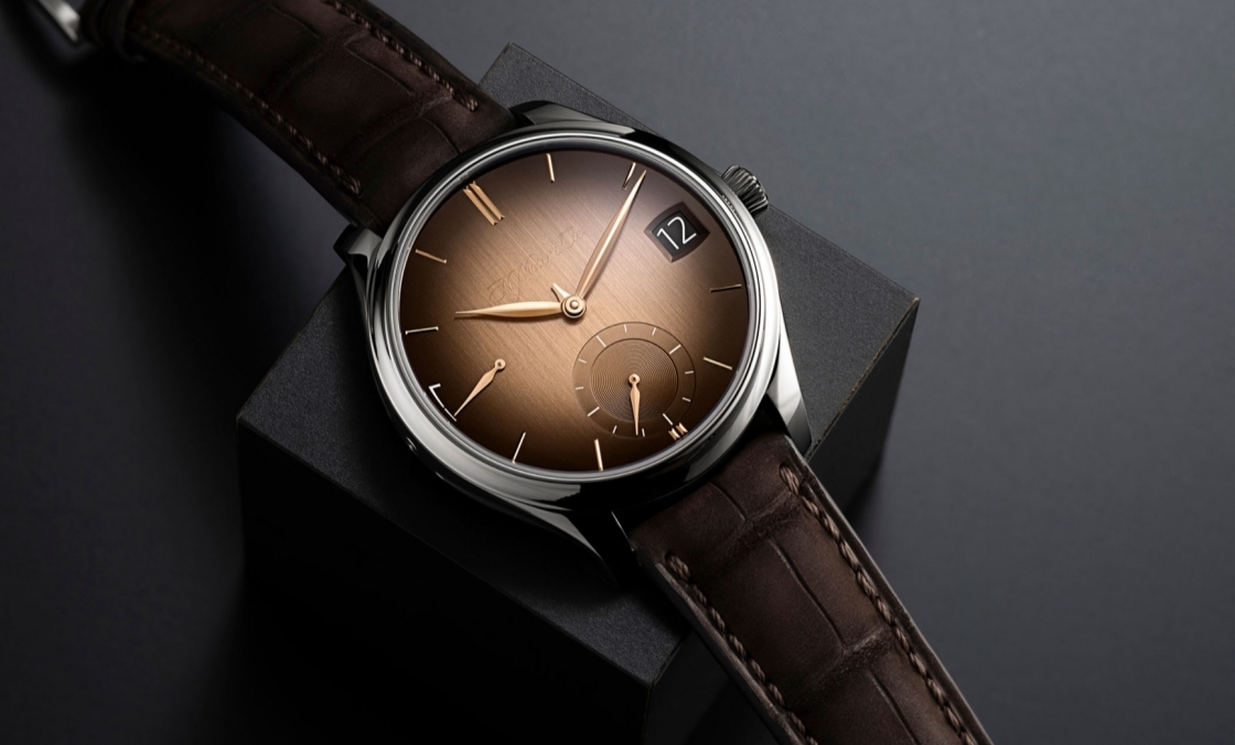H. MOSER & CIE - ENDEAVOUR - 1800-0207 - 煙燻鮭魚色回歸：勇創者萬年曆腕錶展現亨利慕時的純粹美學