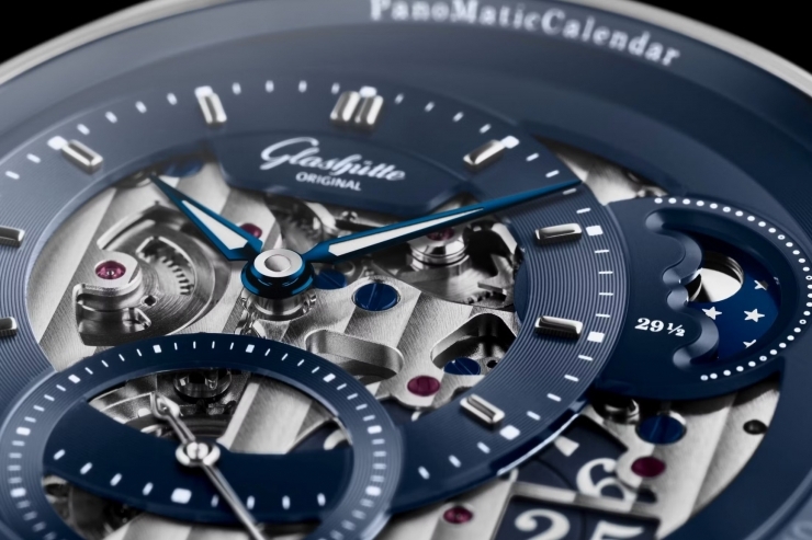 GLASHÜTTE ORIGINAL - PANO - 1-92-11-01-03-61 - 格拉蘇蒂原創再創經典,全新PanoMaticCalendar 偏心年曆「晨曦藍」鏤空腕錶登場