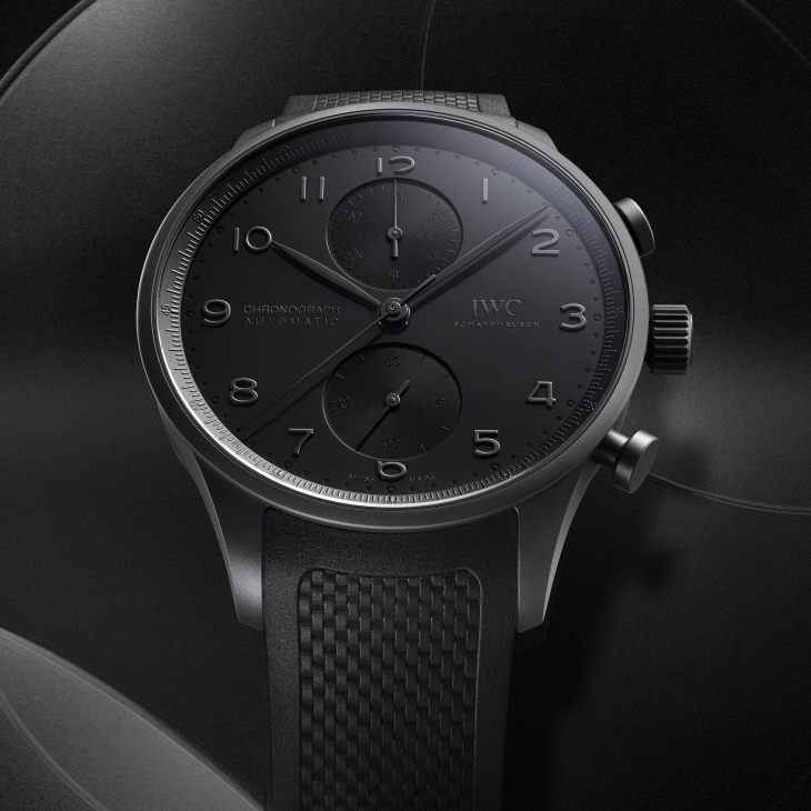 IWC - PORTUGIESER - 經典正裝的黑化變身：IWC萬國錶推出「葡萄牙系列瓷化鈦金屬計時腕錶」