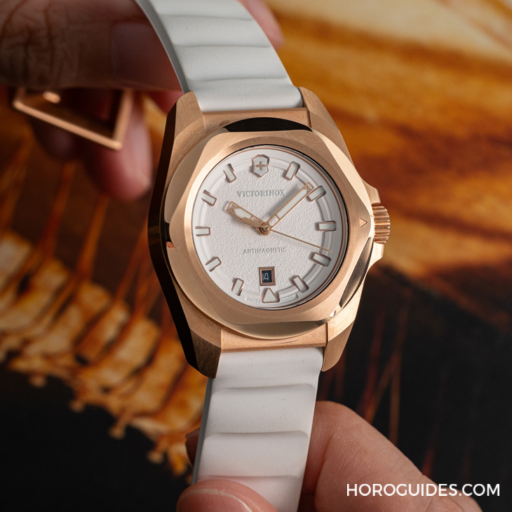 VICTORINOX - I.N.O.X. - 242020 - 除了無法被輾壓的強悍,新一代Victorinox I.N.O.X.系列腕錶還多了從容穿梭不同情境的魅力