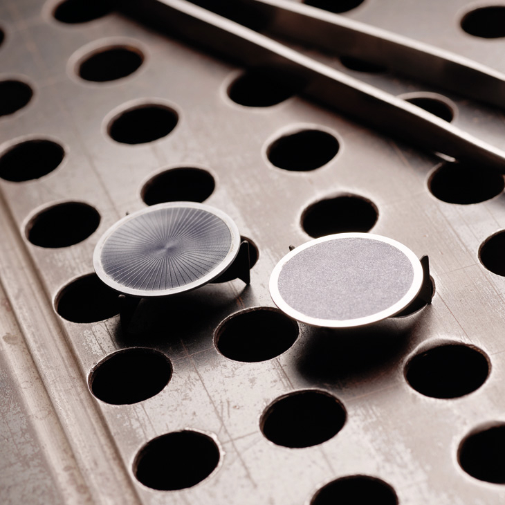 GIRARD-PERREGAUX - LAUREATO - 81010-11-3475-1CM -  GP Laureato桂冠系列質感再升級，灰色大明火琺瑯面盤釋放深邃魅力