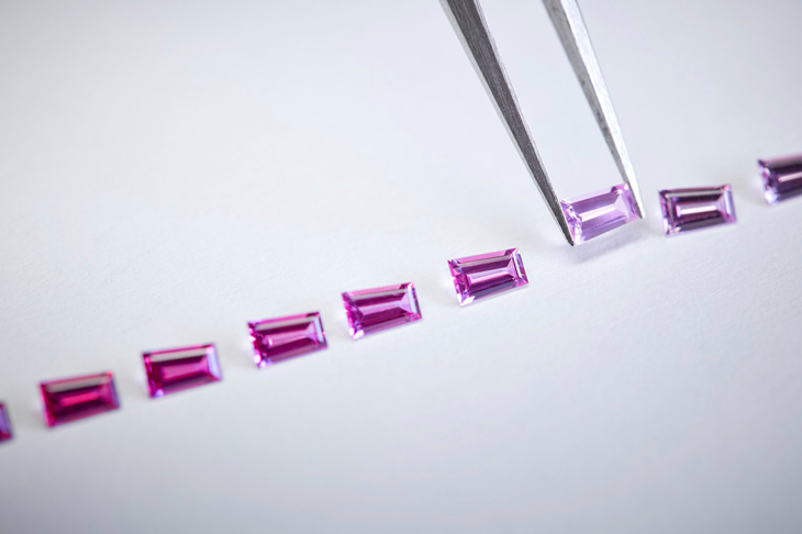 CHANEL - J12 - (Mademoiselle J12 Blush Caliber 12.1機芯38毫米腕錶) - 以粉紅色調為腕錶上妝:CHANEL BLUSH限定腕錶系列,彩妝美學與高級製錶的交會