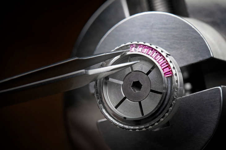 CHANEL - J12 - (Mademoiselle J12 Blush Caliber 12.1機芯38毫米腕錶) - 以粉紅色調為腕錶上妝:CHANEL BLUSH限定腕錶系列,彩妝美學與高級製錶的交會