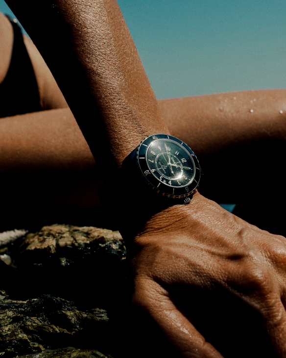 CHANEL - J12 - H5697 - CHANEL J12之所以無可比擬：剛之極致，柔蘊其中